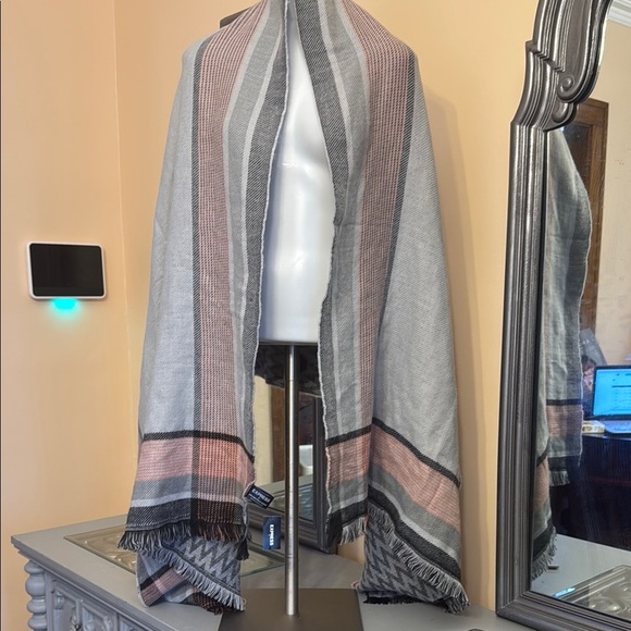 Express NWT Reversible Luxurious Gray and Rose Bordered Wrap Shawl - Picture 1 of 8